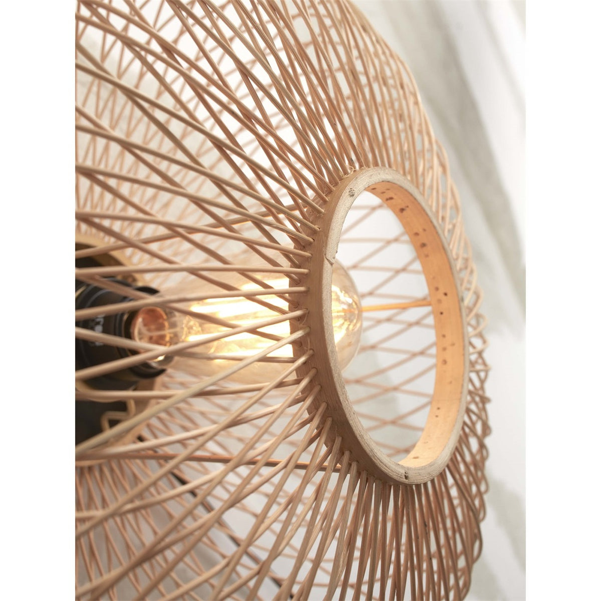 Anneau central en bambou naturel de l'applique Cango avec son ampoule allumée