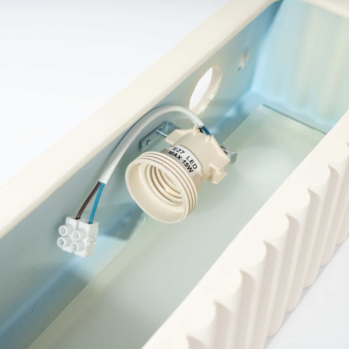 Intérieur de l'applique Rigata en céramique blanche avec sa douille E27 et son bornier à vis
