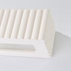 Angle de l'applique Rigata en céramique blanche avec le panneau diffusant de sa fente basse
