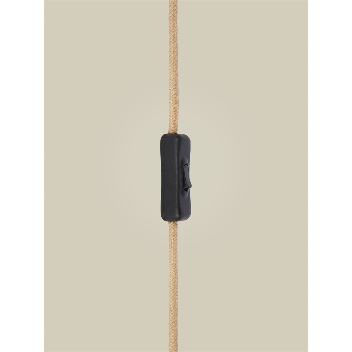 Interrupteur noir sur le câble gainé de tissu beige de l'applique murale Corsica