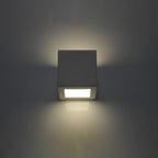 Applique Leo céramique blanche allumée avec sa lumière vers le haut et vers le bas