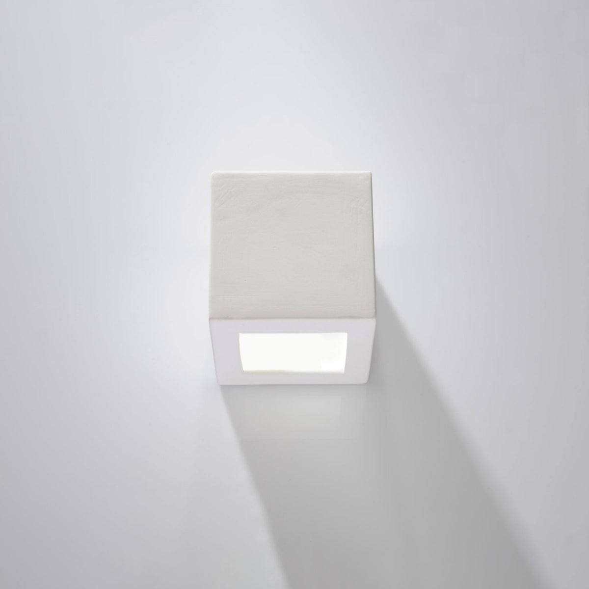 Applique Leo céramique blanche fixée au mur vue de face éteinte