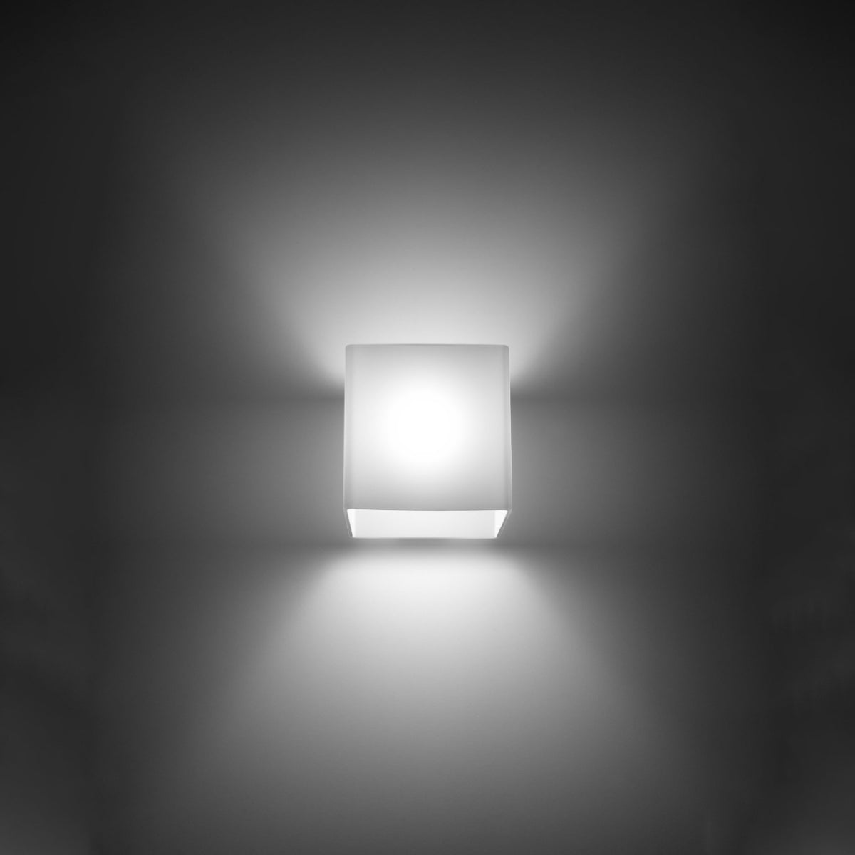 Applique Rico allumée avec la lumière dirigée vers le haut et vers le bas du mur
