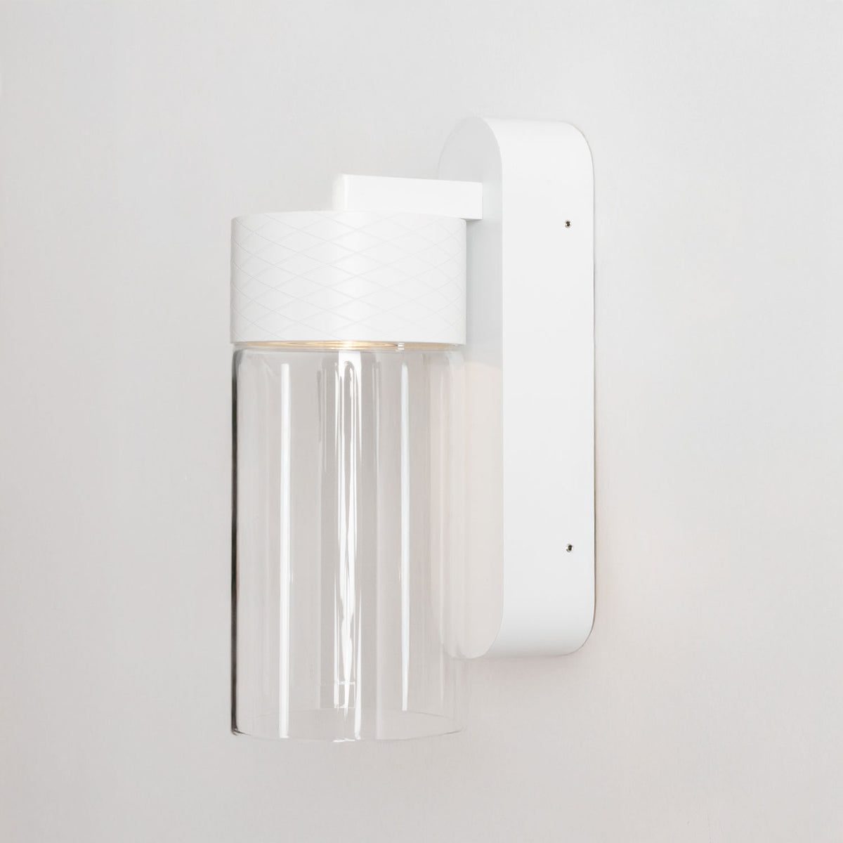 Applique murale Fusion métal blanc fixée sur un mur blanc vue de profil