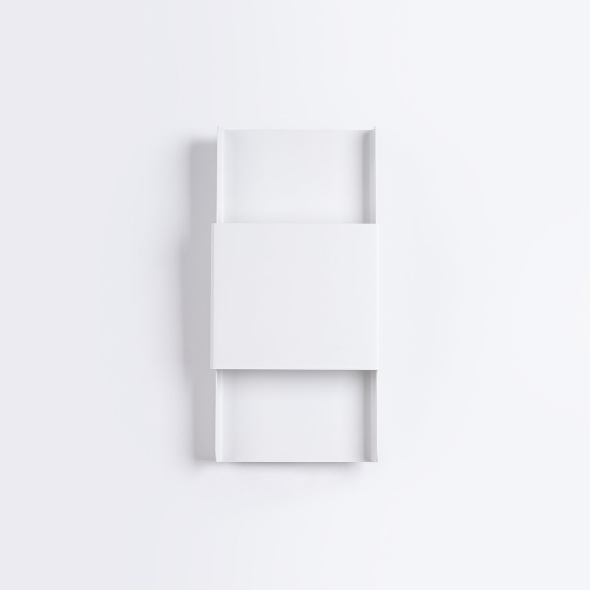 Applique murale Durlin blanche éteinte posée sur un mur blanc
