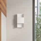 Applique murale Durlin blanche sur un mur au revêtement texturé beige près d'une fenêtre