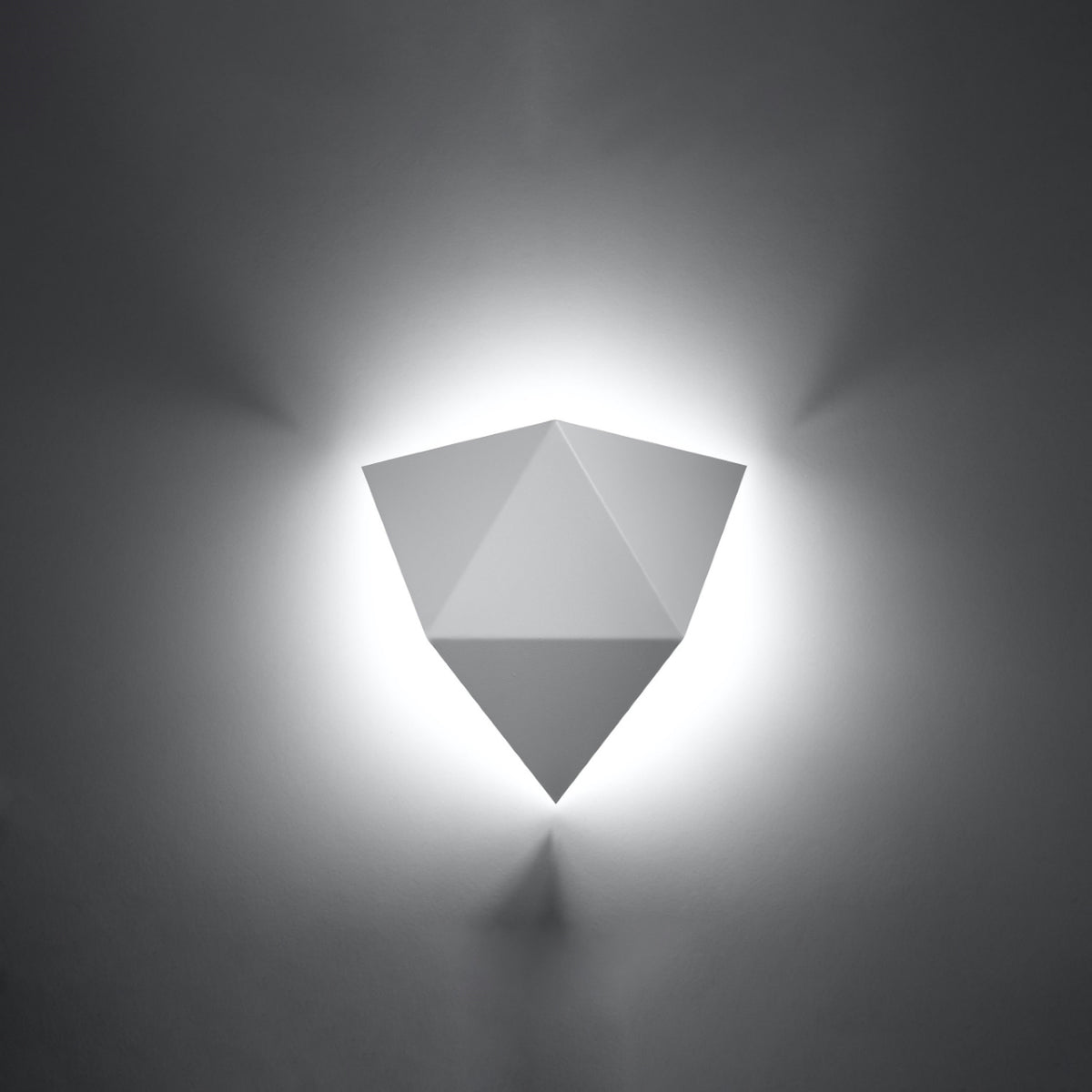 Applique Solido en métal blanc allumée avec un halo de lumière autour de ses facettes