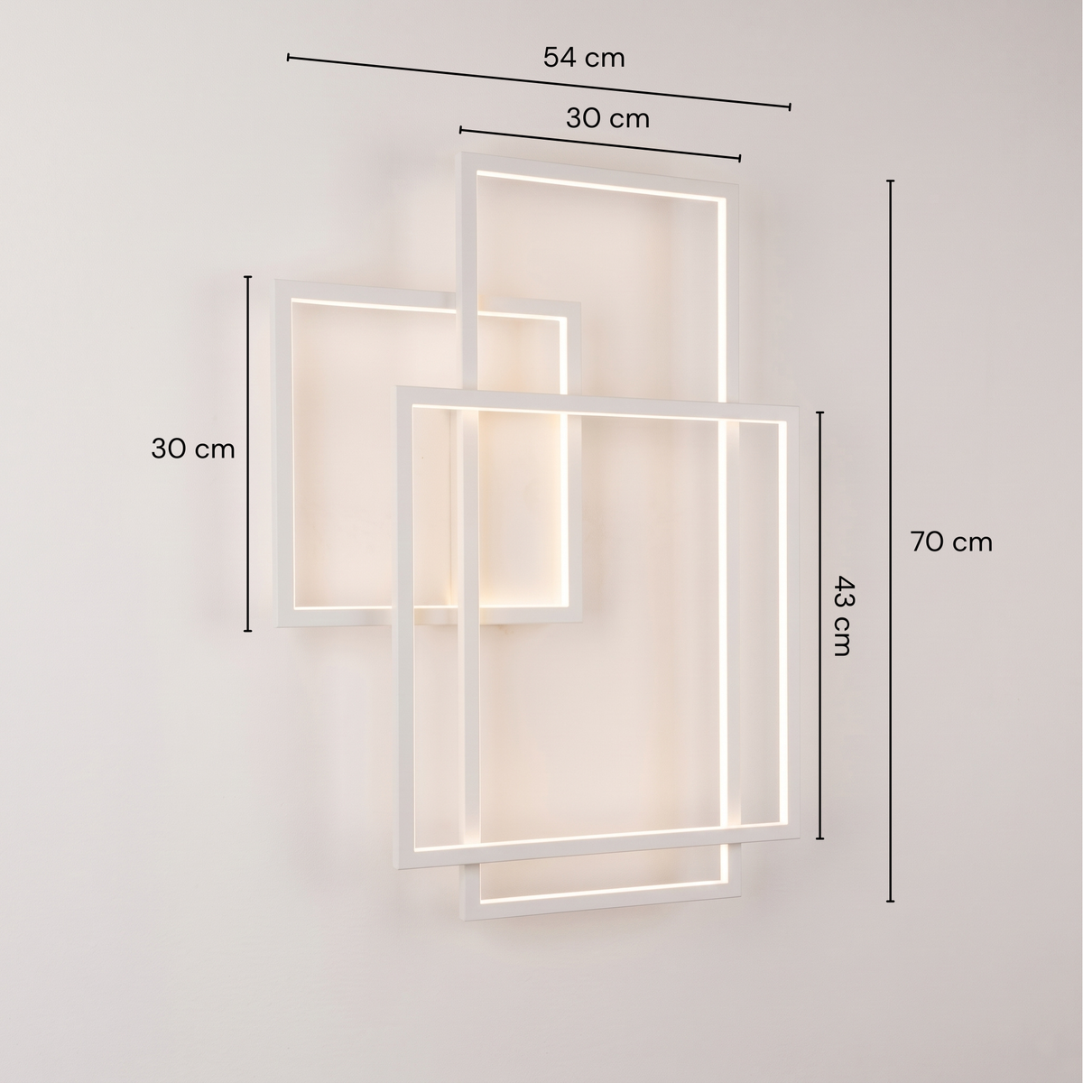 Cotes de l'applique Geometric métal blanc : 70 cm de haut et 54 cm de large posée à la verticale