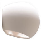 Gros plan sur l'applique murale Globe en céramique blanche mate avec son ouverture basse