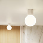 Applique murale Halo boule opale beige en situation