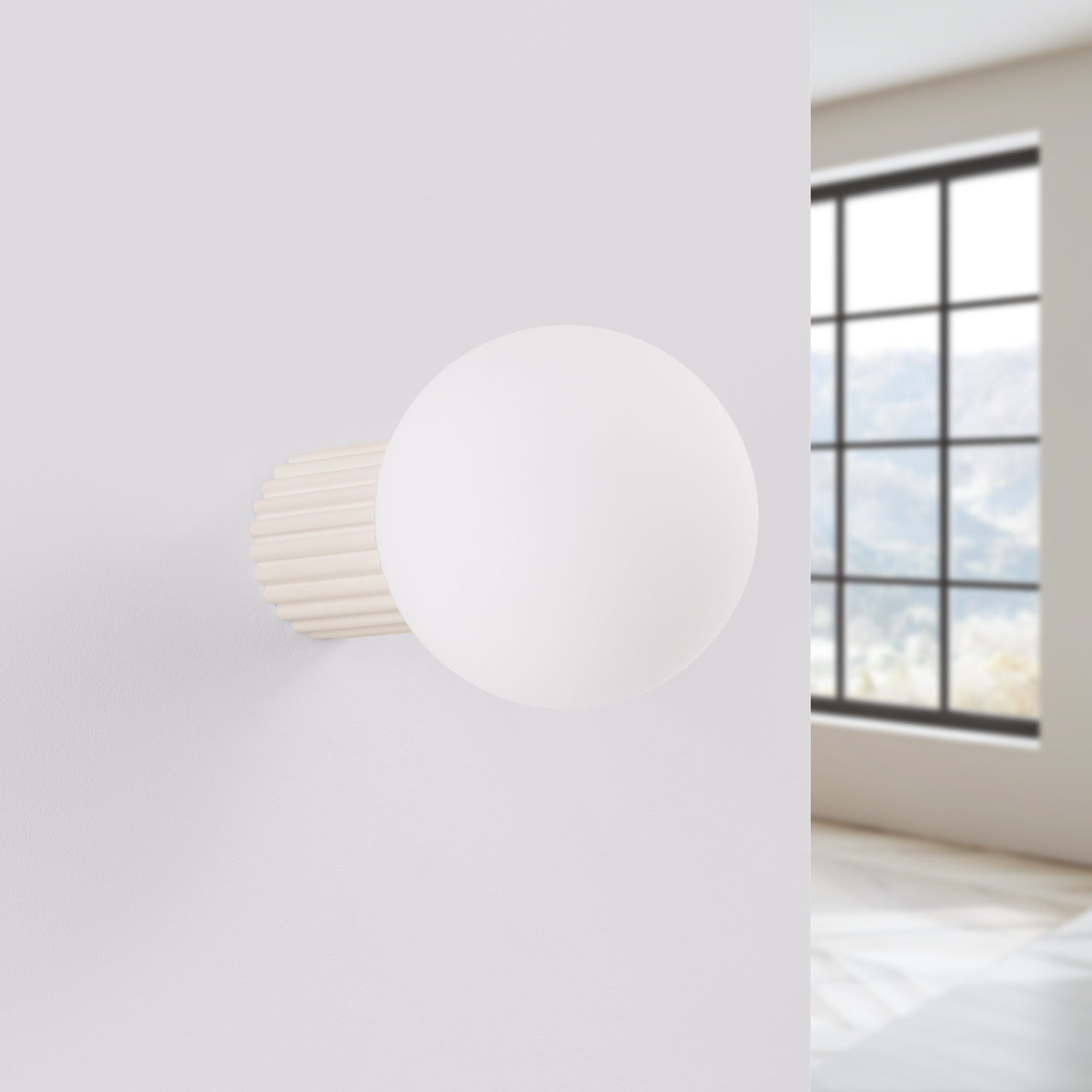 Applique murale Halo boule opale beige posée sur un mur clair