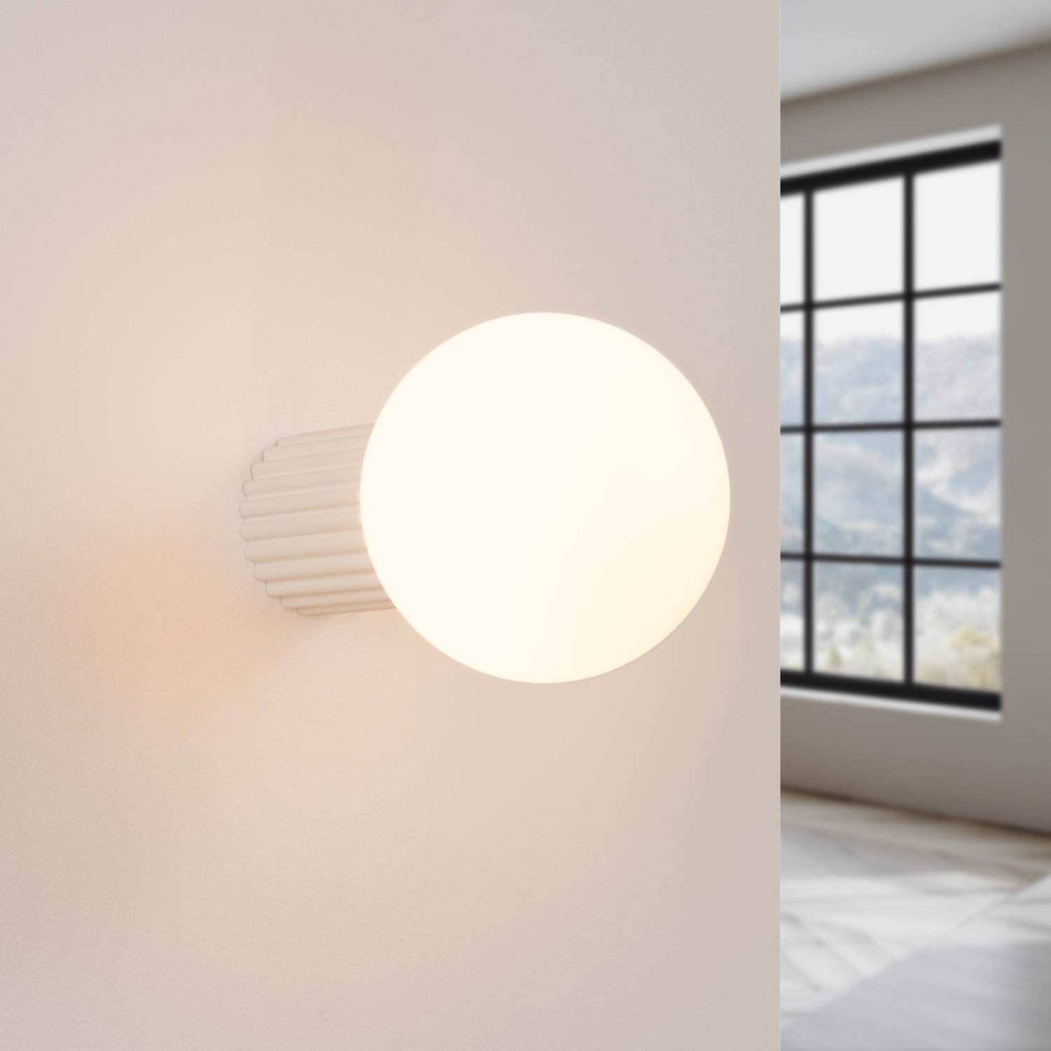 Applique murale Halo boule opale beige allumée, lumière diffuse