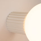 Détail du culot cannelé, applique Halo beige