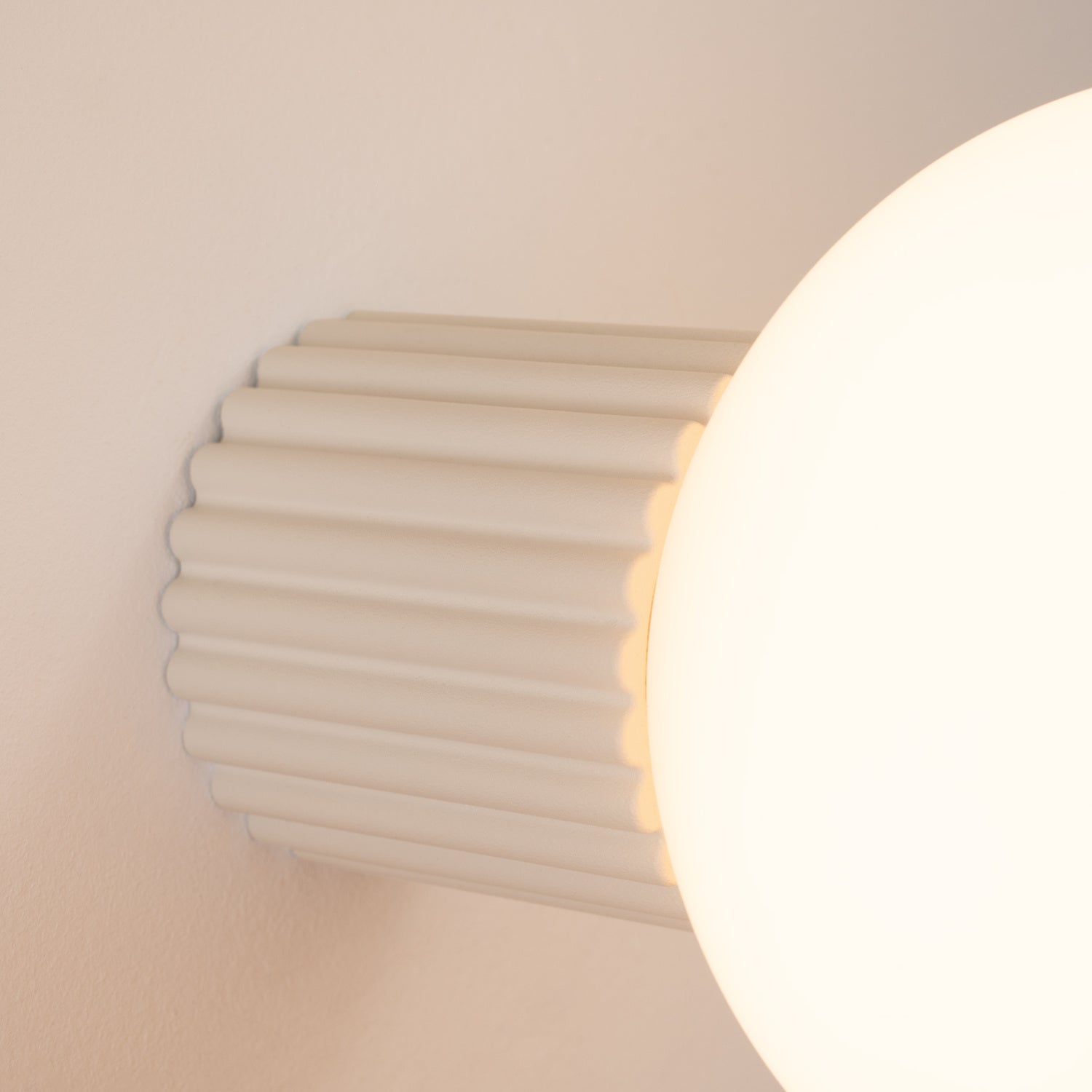 Détail du culot cannelé, applique Halo beige