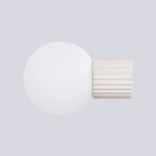 Applique murale Halo boule opale beige, vue rapprochée