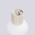 Applique murale Halo boule opale beige dans un intérieur