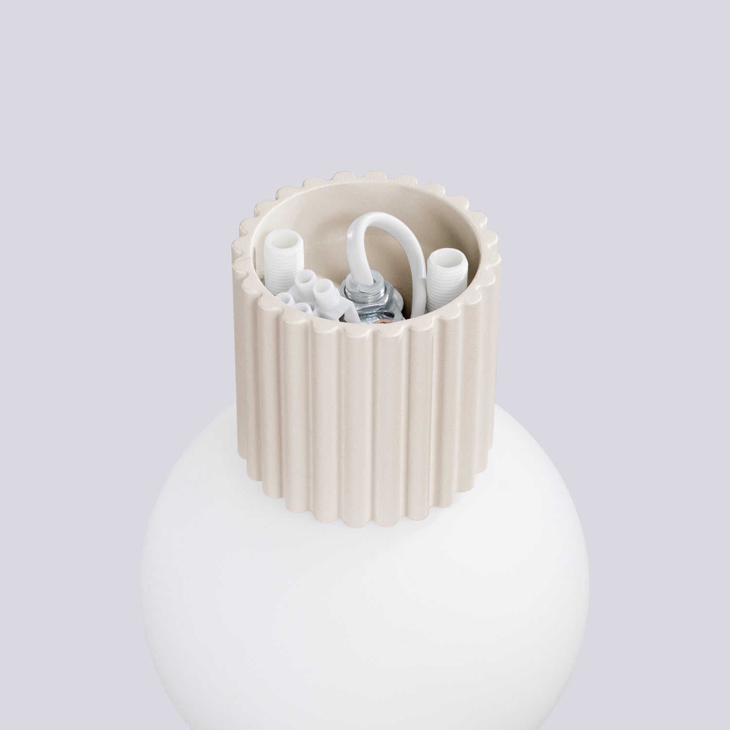 Applique murale Halo boule opale beige dans un intérieur