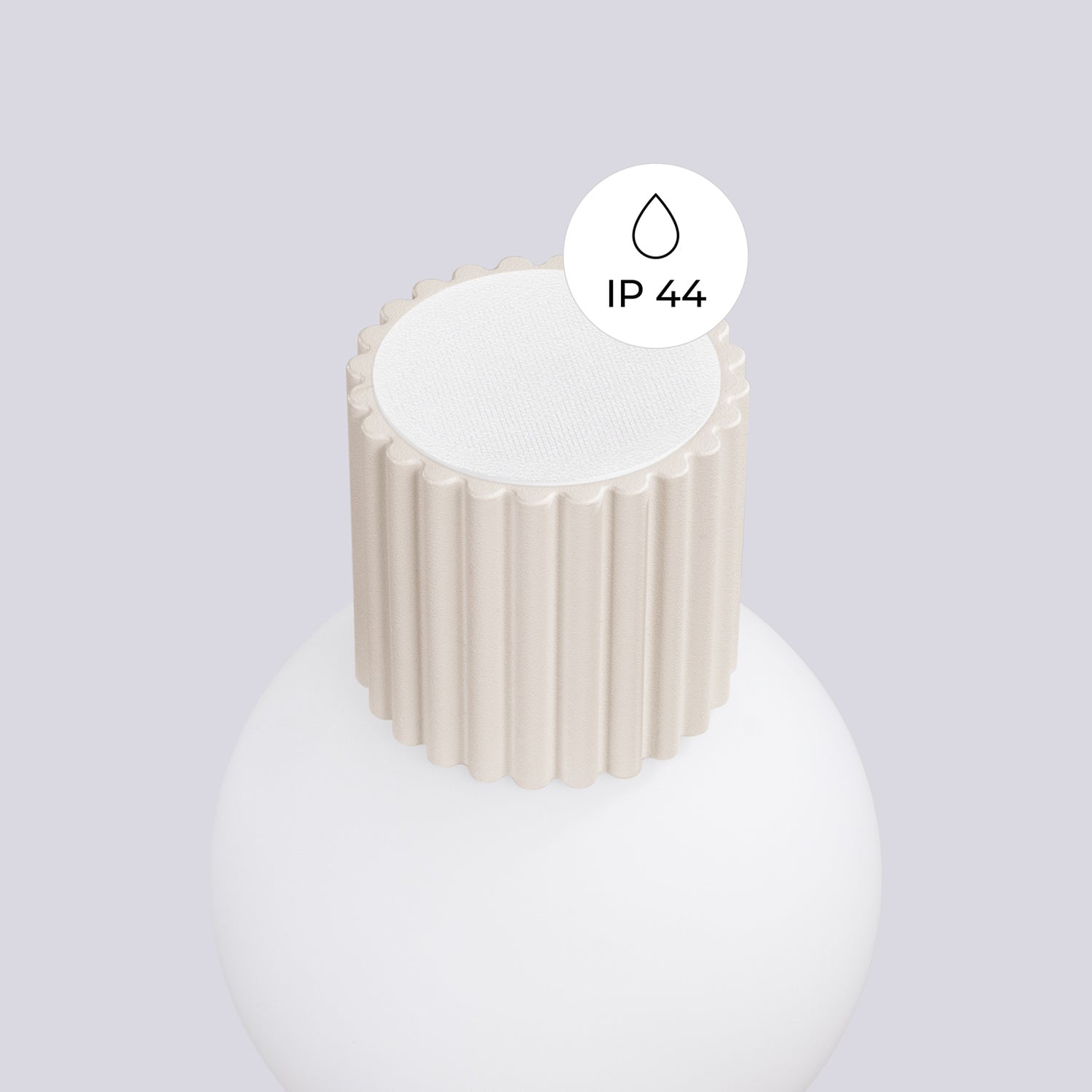Applique murale Halo boule opale beige en situation