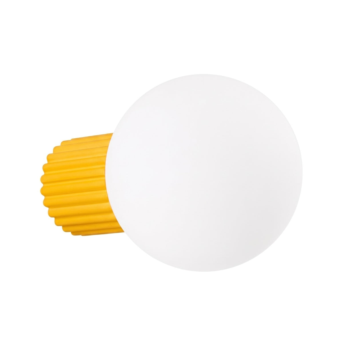 Applique murale Halo laque jaune vue de trois quarts boule de verre opale sur culot cannelé