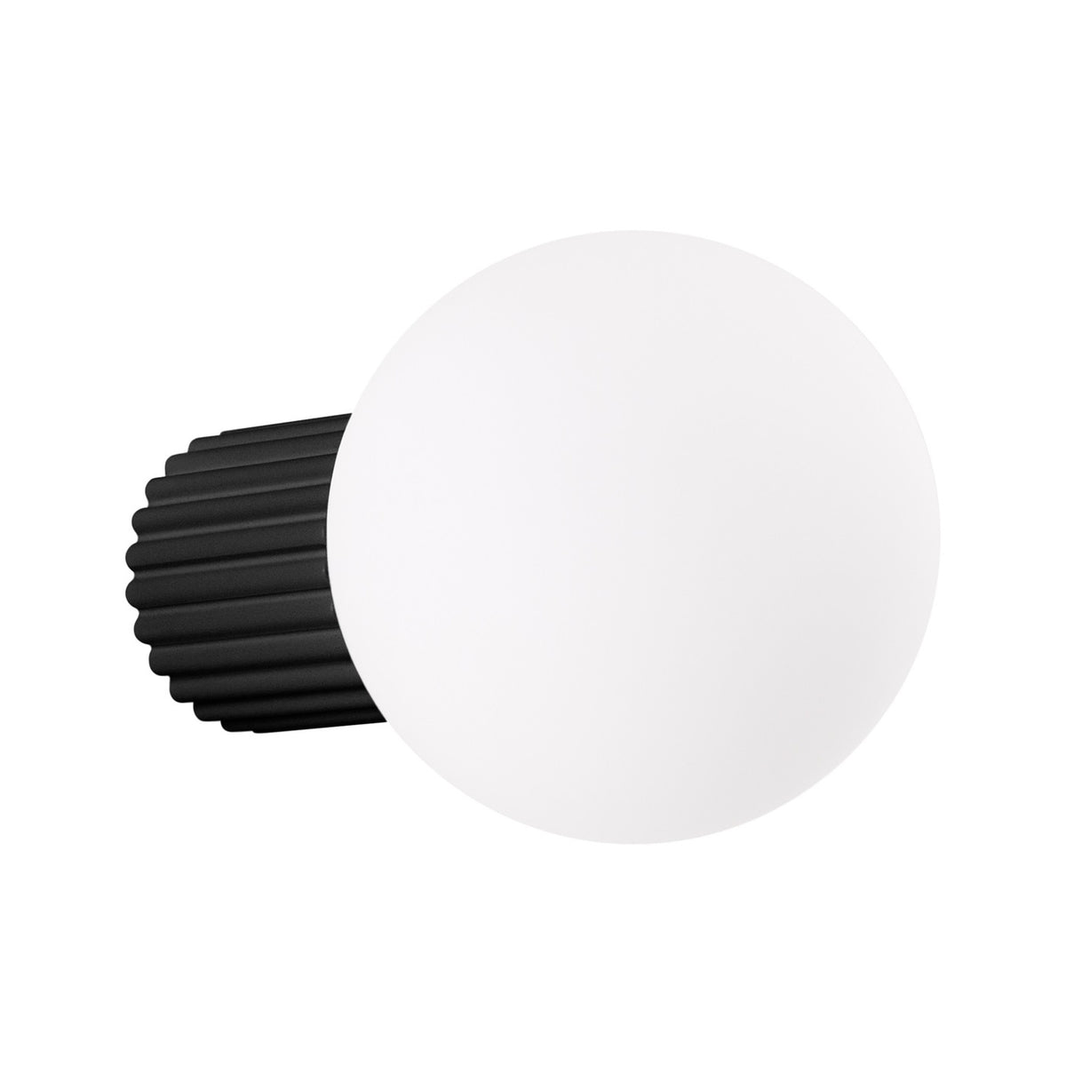 Applique murale Halo laque noire vue de trois quarts boule de verre opale sur culot cannelé