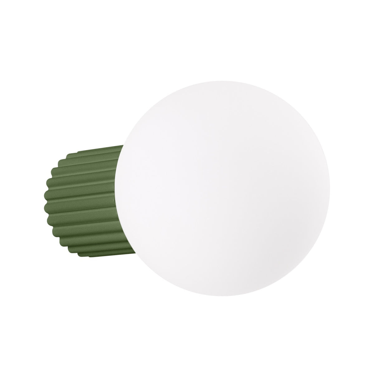 Applique murale Halo laque vert olive vue de trois quarts boule de verre opale sur culot cannelé