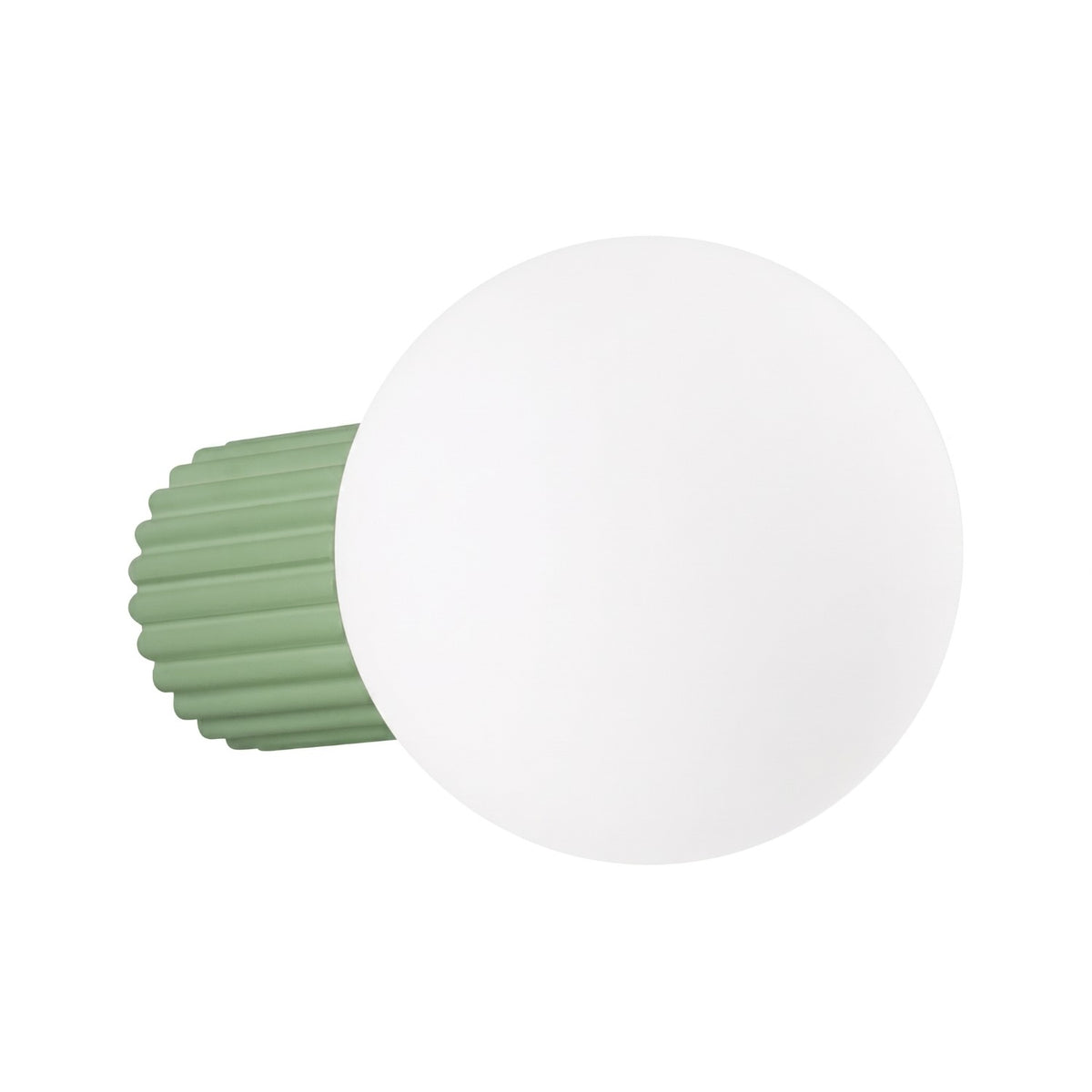 Applique murale Halo laque vert sauge vue de trois quarts boule de verre opale sur culot cannelé