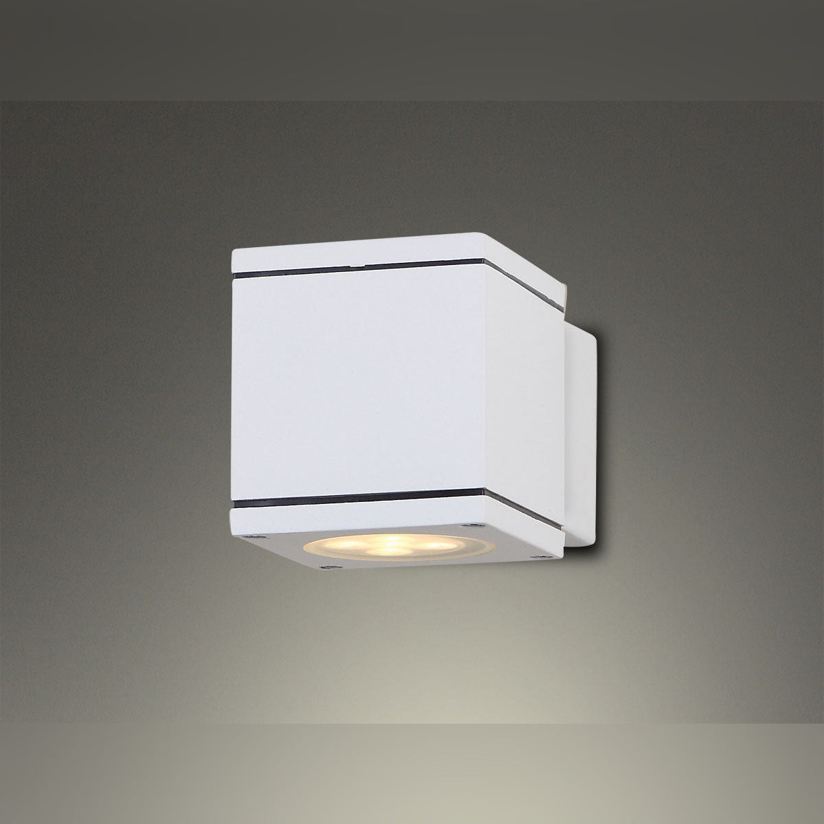 Applique murale Home Square cube d'aluminium blanc allumée qui éclaire vers le bas sur un mur gris