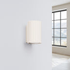 Applique murale Karbon 10 tube beige posée sur un mur clair