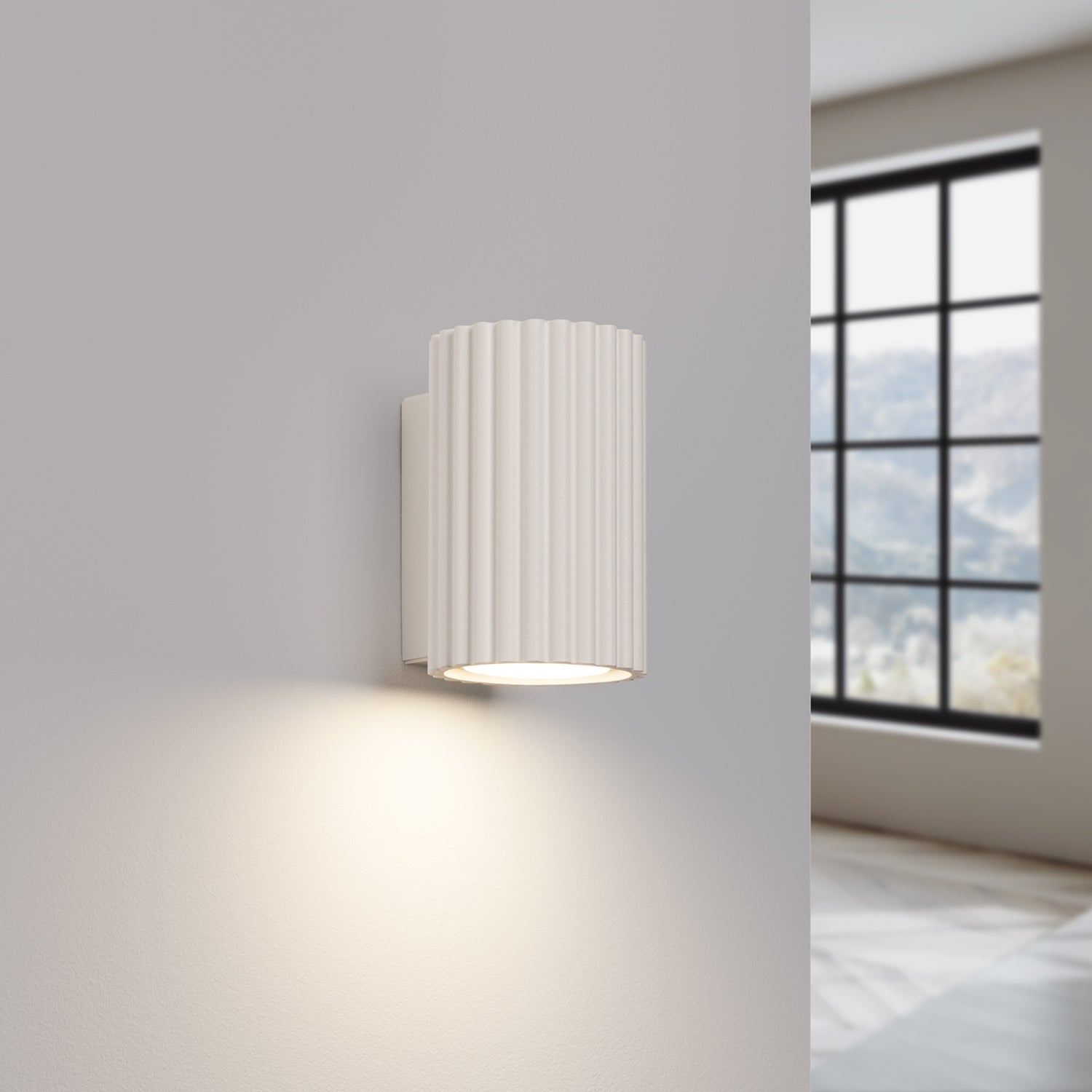 Applique murale Karbon 10 tube beige allumée, faisceau dirigé vers le bas
