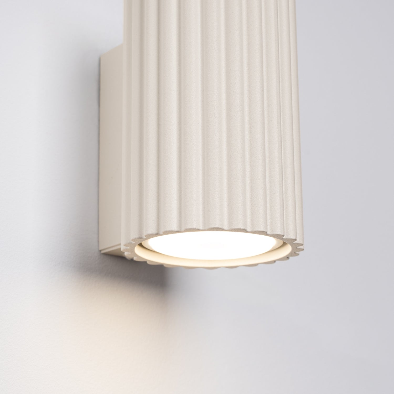 Détail des cannelures de l'applique Karbon 10 beige