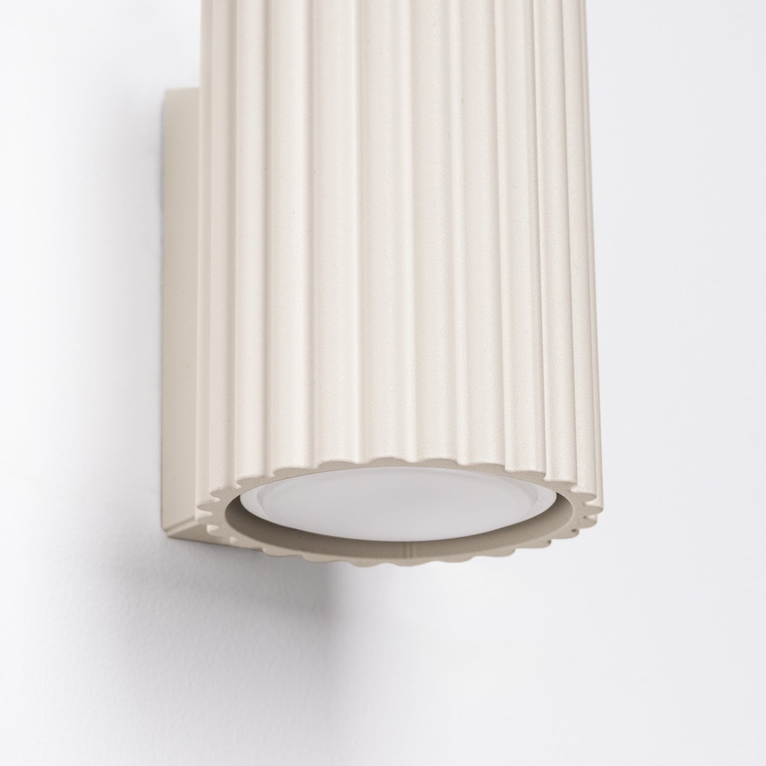 Applique Karbon 10 beige et sa fixation murale