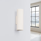 Applique murale Karbon 20 tube beige posée sur un mur clair