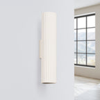 Applique murale Karbon 30 tube beige posée sur un mur clair