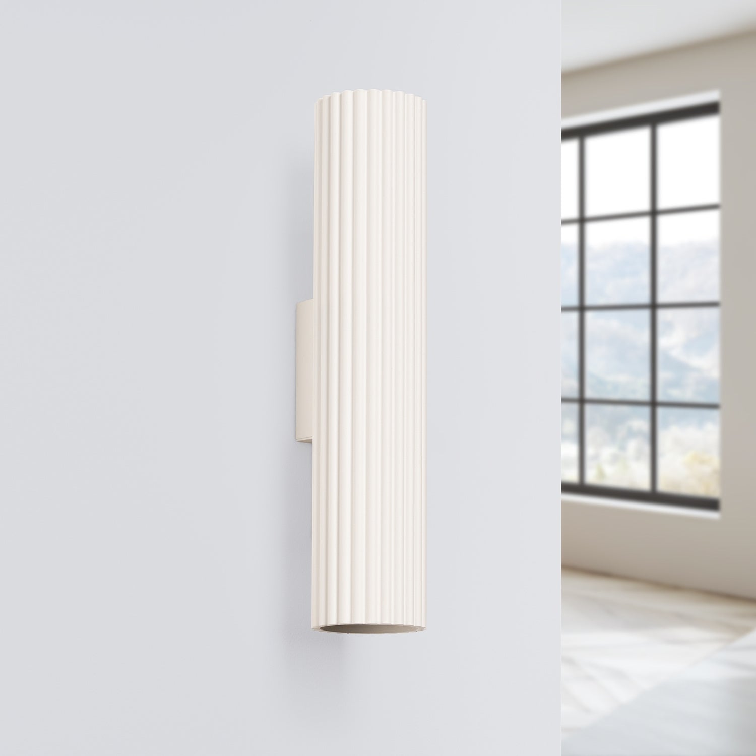 Applique murale Karbon 30 tube beige posée sur un mur clair