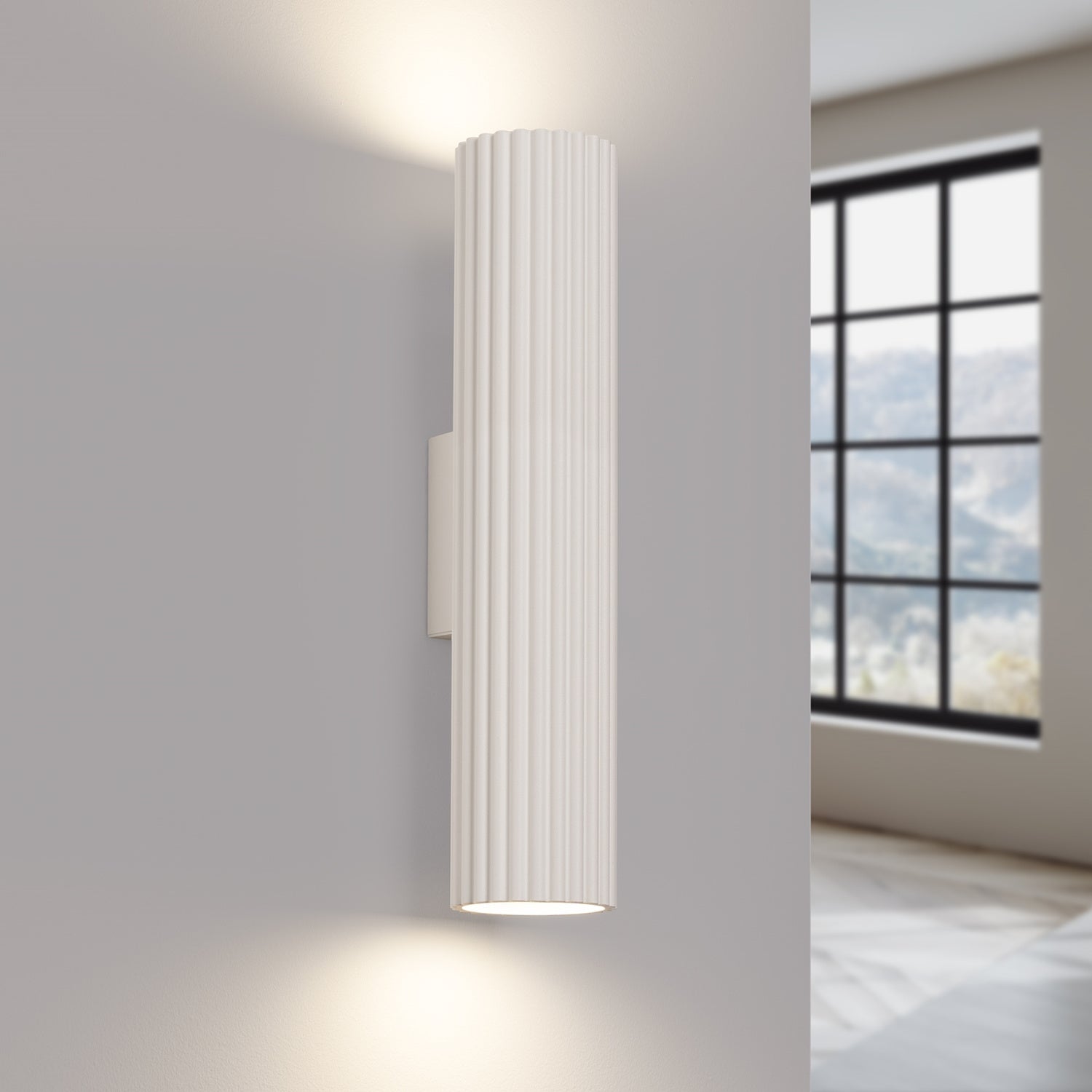 Applique murale Karbon 30 tube beige allumée, double faisceau vers le haut et vers le bas