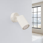 Applique murale Karbon spot interrupteur beige posée sur un mur clair