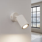 Applique murale Karbon spot interrupteur beige allumée, faisceau dirigé