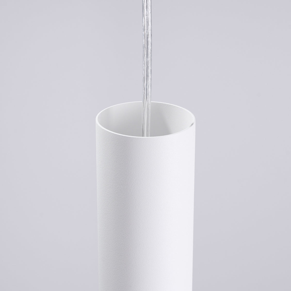 Haut du tube Lami ouvert où entre le câble transparent qui le suspend