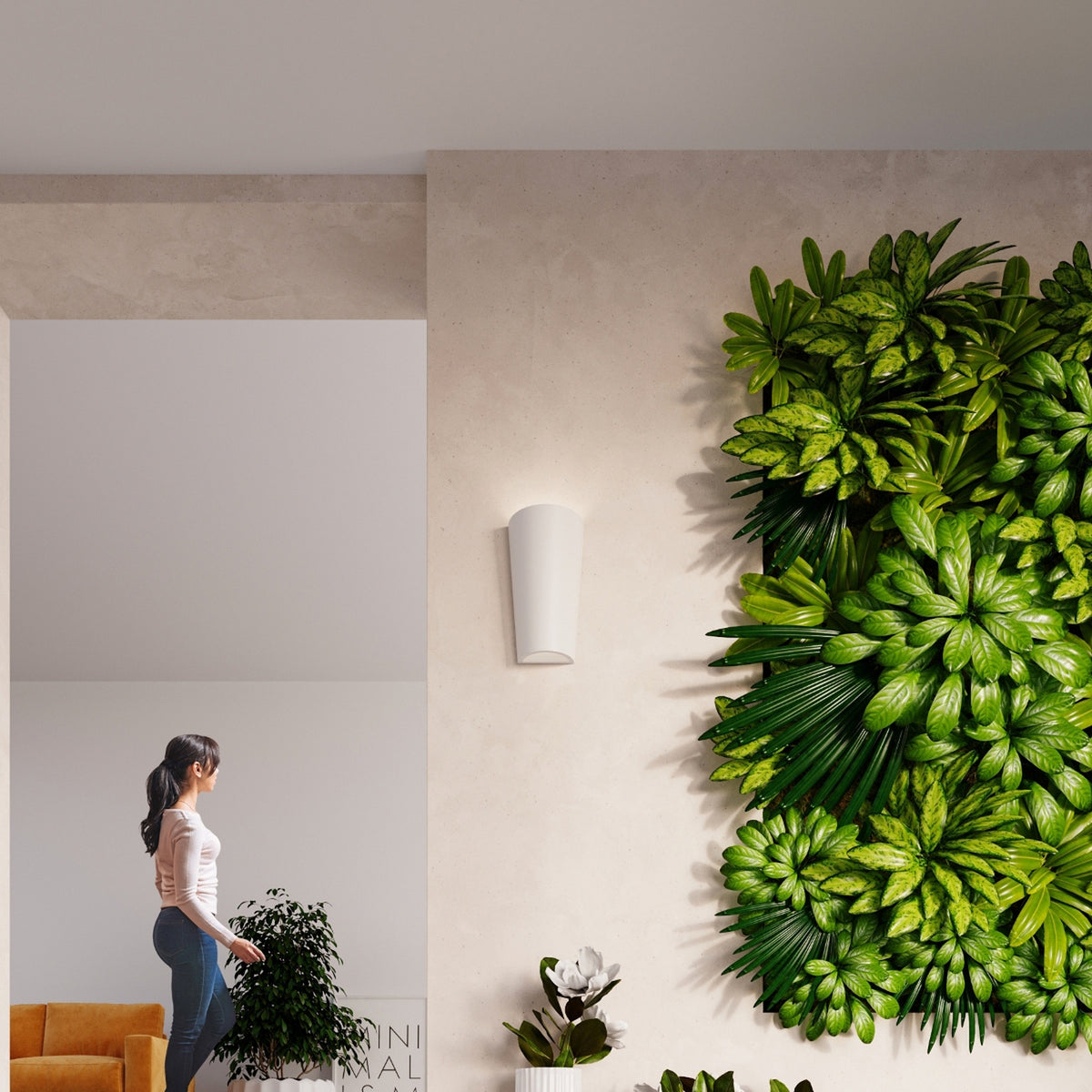Applique Lana blanche allumée sur le mur beige d'un hall devant un mur végétal