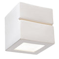 Applique murale Leo Line cube en céramique blanche vue de trois quarts par en dessous avec sa fente horizontale et son carré de verre