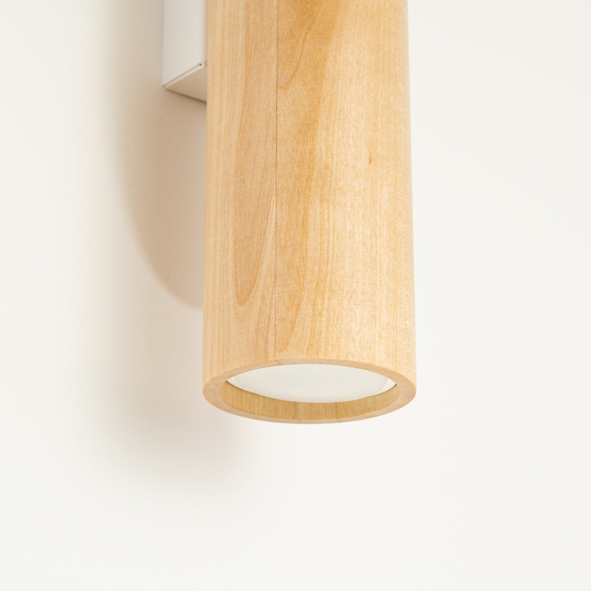 Gros plan du bas du tube Lino éteint avec une ampoule visible à l'intérieur