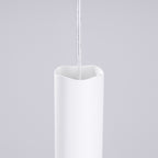 Haut ondulé du tube en acier blanc de l'applique Liro traversé par le câble transparent