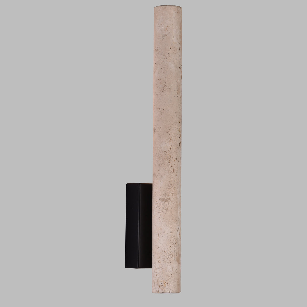 Applique murale Loft éteinte bâton de travertin crème vertical et bloc de fixation en métal noir sur fond gris