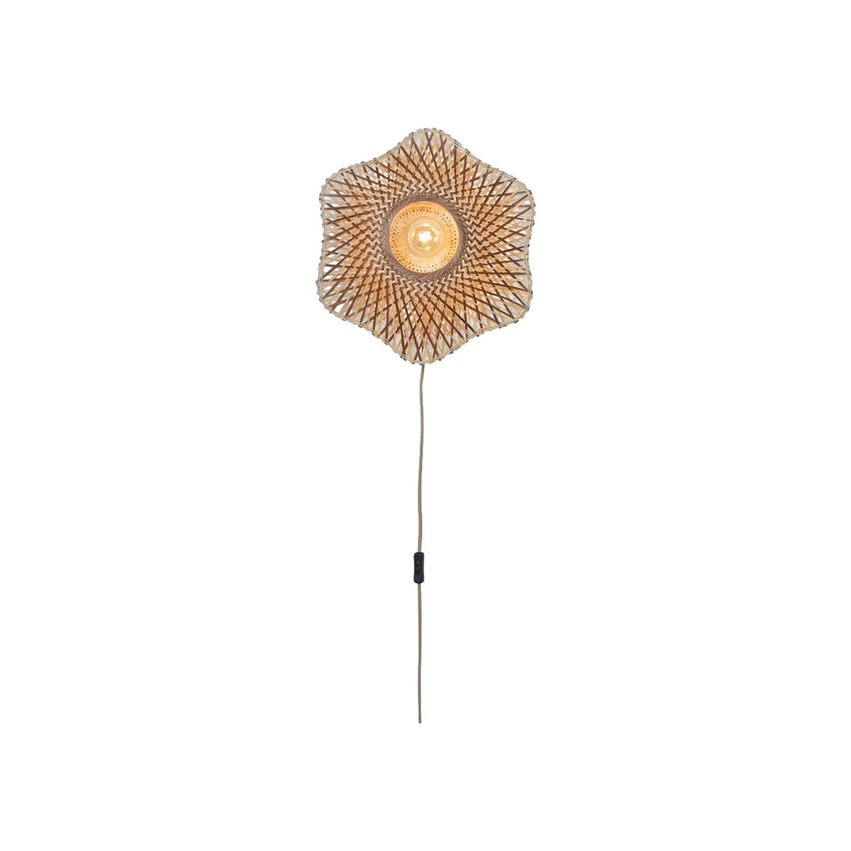 Applique murale Madura 44 cm en bambou tressé naturel et brun allumée sur fond blanc avec son câble textile et son interrupteur