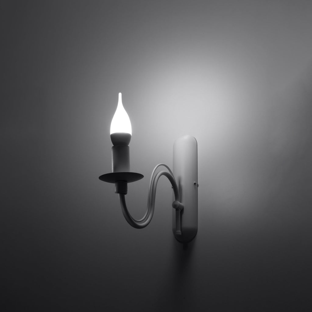 Applique murale Minerwa blanche allumée, ampoule bougie
