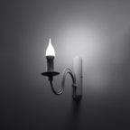 Applique murale Minerwa blanche allumée, ampoule bougie