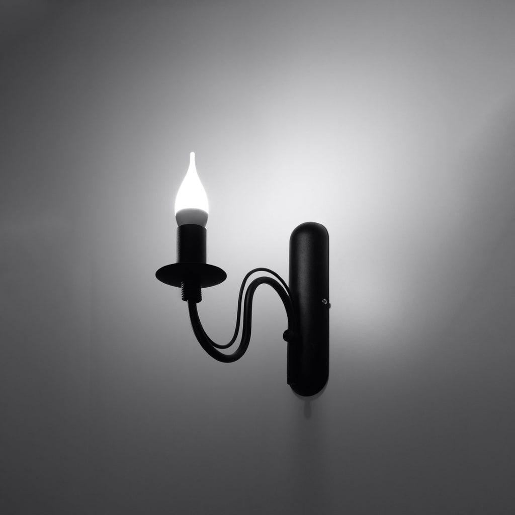 Applique murale Minerwa noire allumée, ampoule bougie