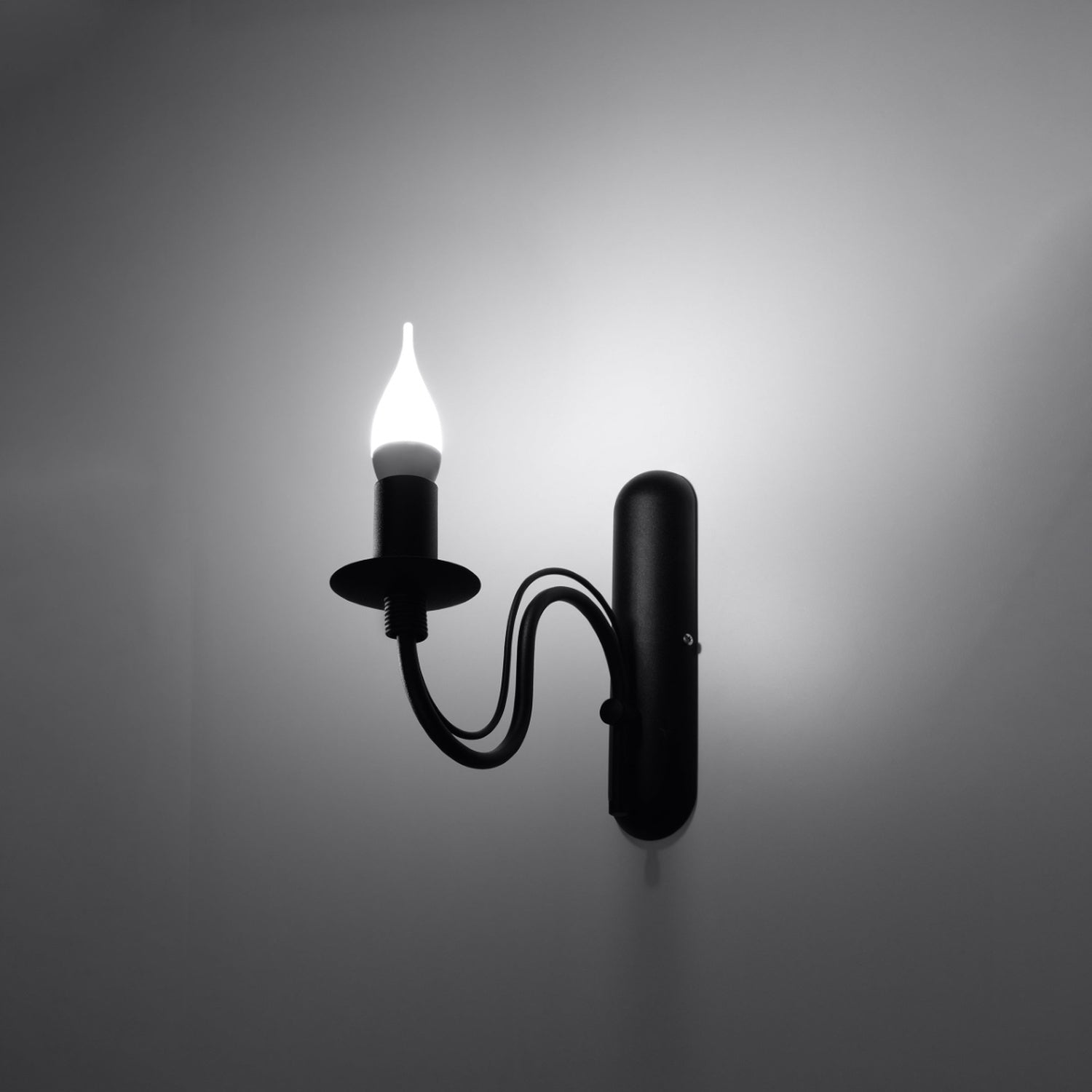 Applique murale Minerwa noire allumée, ampoule bougie