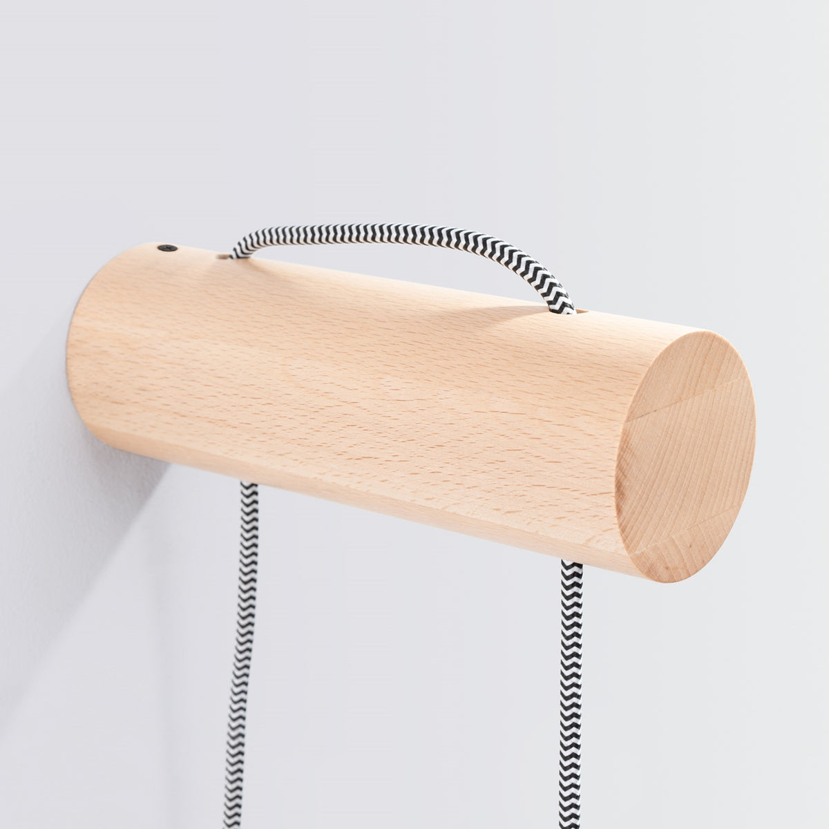 Support cylindrique en bois de l'applique Nimbi avec le cordon qui passe par-dessus