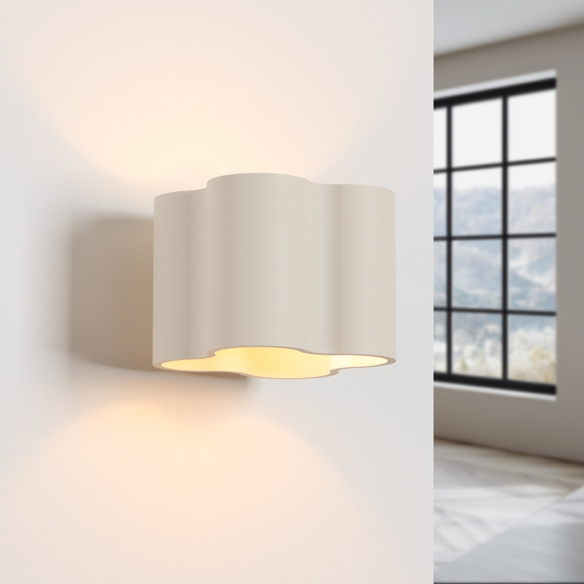 Applique Ovio laque beige allumée qui éclaire le mur vers le haut et vers le bas